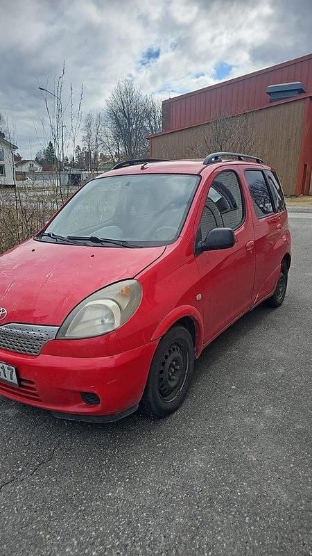 Röd Begagnad 2000 Toyota Yaris Verso Minibuss | 6 900 kr (Superpris) - Bild 1/4