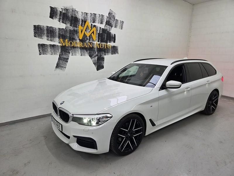 Vit Begagnad 2020 BMW 520 M Sport Kombi | 259 000 kr (Superpris) - Bild 1/4