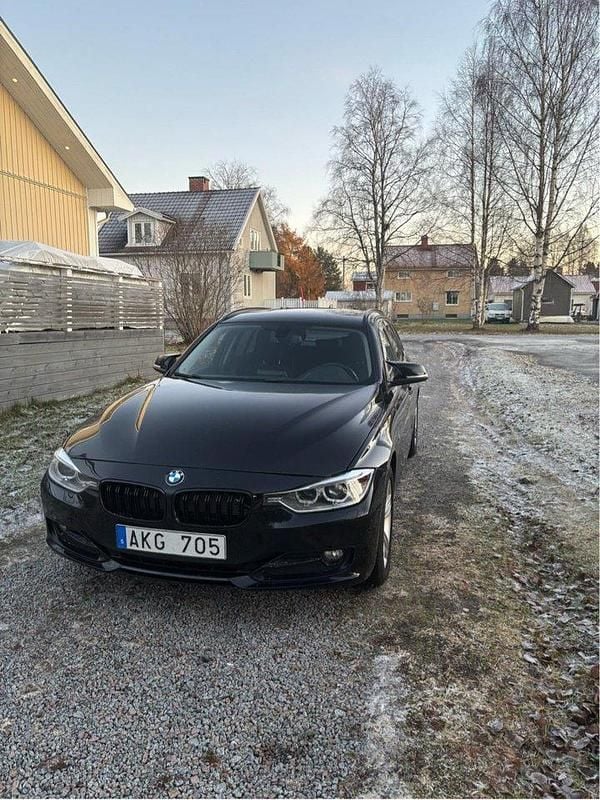 Svart Begagnad 2013 BMW 320 Sport Line Kombi | 80 000 kr (Bra pris) - Bild 1/4