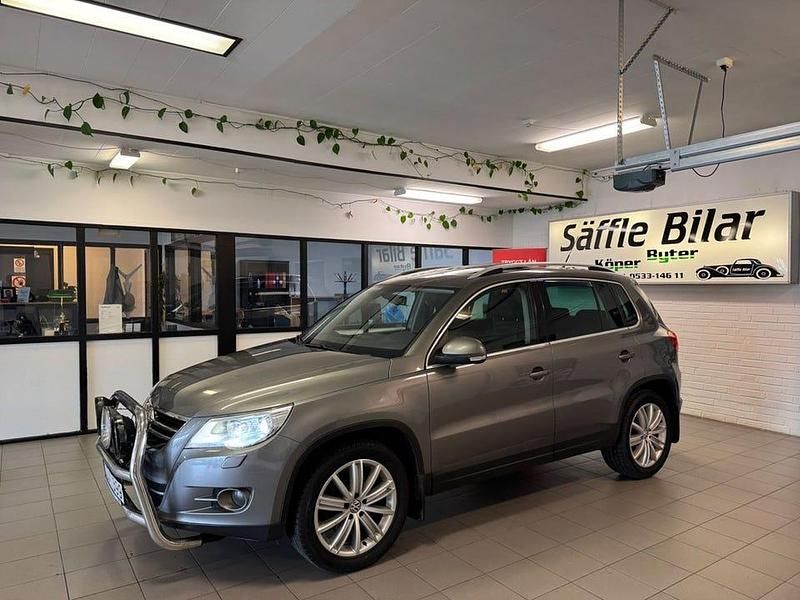 Mörkgrå Begagnad 2008 VW Tiguan Sport SUV | 69 900 kr (Marknadspris) - Bild 1/4