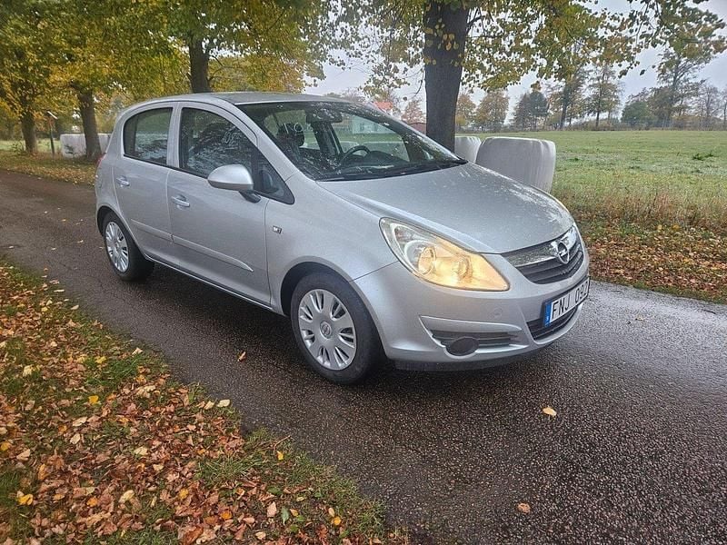 Grå Begagnad 2007 Opel Corsa Halvkombi | 29 900 kr (Marknadspris) - Bild 1/4