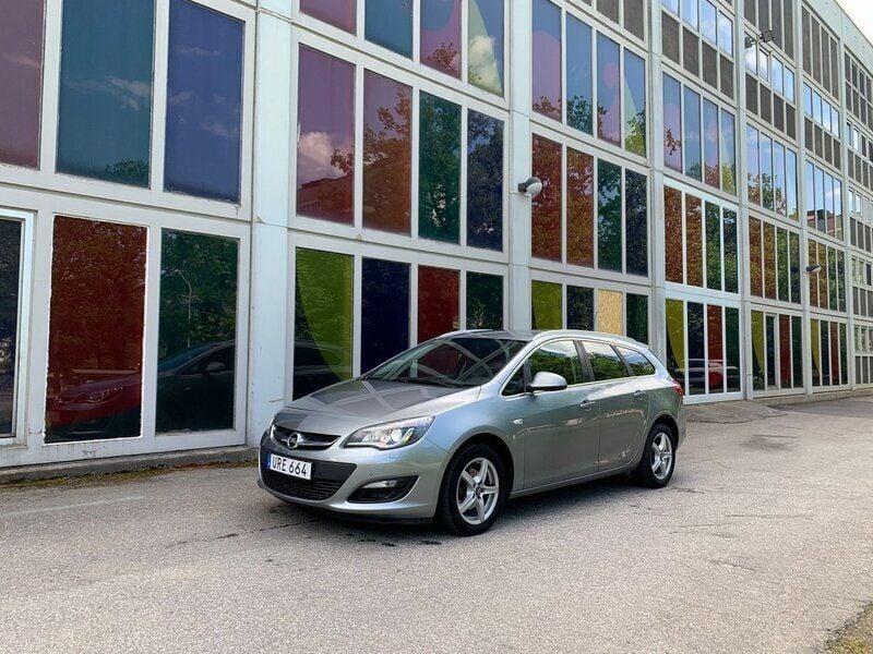 Grå Begagnad 2015 Opel Astra drive Kombi | 104 900 kr (Marknadspris) - Bild 1/4