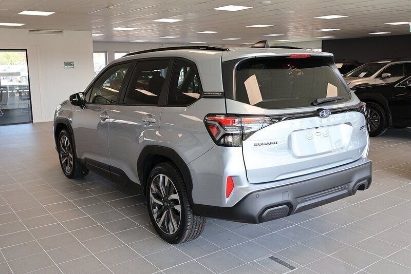 Begagnad Subaru Forester 136 HK (100 kW) 2024 Grå SUV