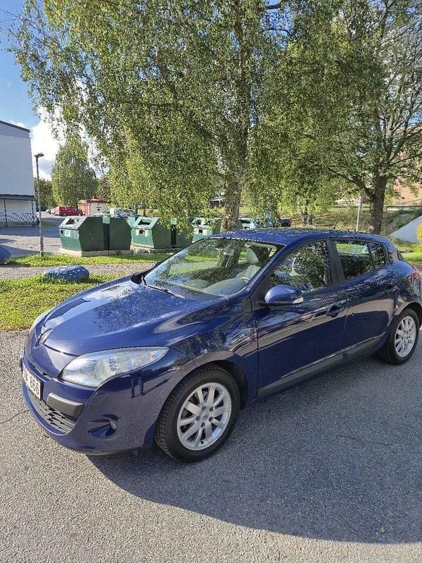 Blå Begagnad 2011 Renault Mégane III Halvkombi | 48 000 kr (Marknadspris) - Bild 1/4