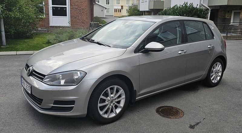 Silver Begagnad 2013 VW Golf VII Halvkombi | 90 000 kr (Marknadspris) - Bild 1/4