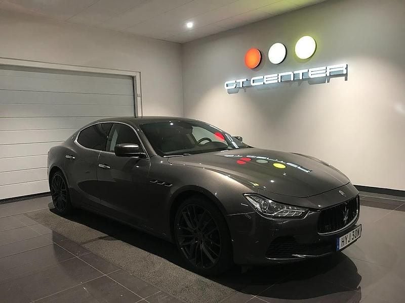 Mörkgrå Begagnad 2014 Maserati Ghibli Sedan | 299 900 kr - Bild 1/4