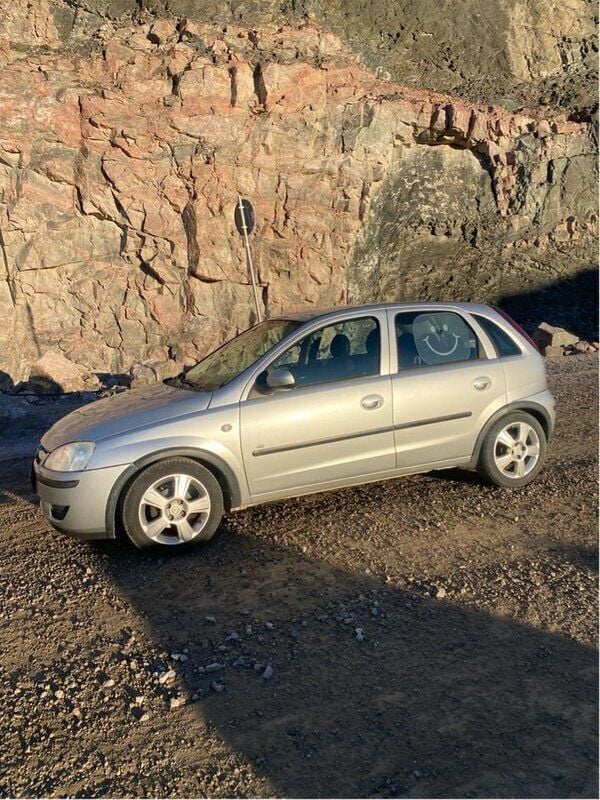 Grå Begagnad 2004 Opel Corsa Halvkombi | 25 000 kr (Marknadspris) - Bild 1/2