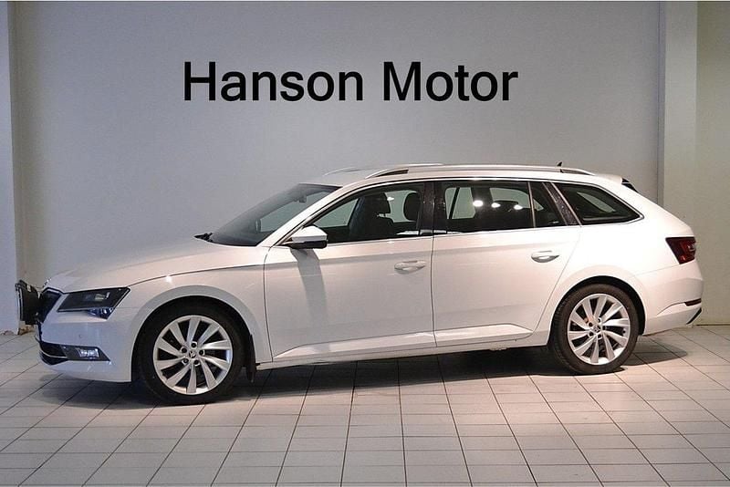 Vit Begagnad 2016 Skoda Superb Style Kombi | 139 000 kr (Marknadspris) - Bild 1/4