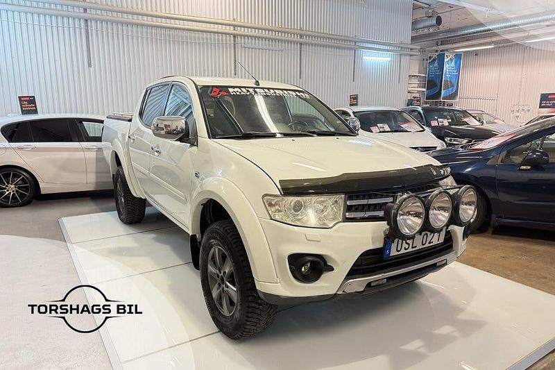 Vit Begagnad 2015 Mitsubishi L200 Pickup | 144 900 kr (Marknadspris) - Bild 1/3