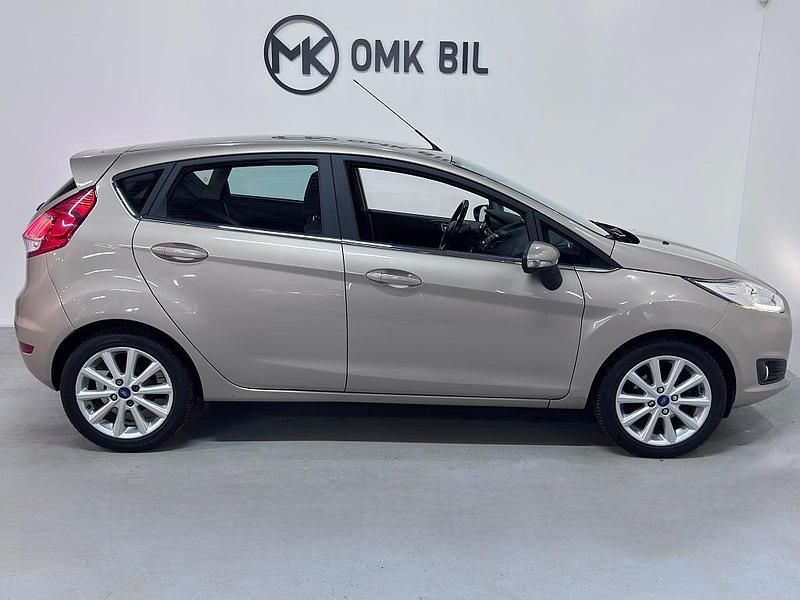 Begagnad Ford Fiesta Titanium 101 HK (74 kW) 2016 Brun Halvkombi