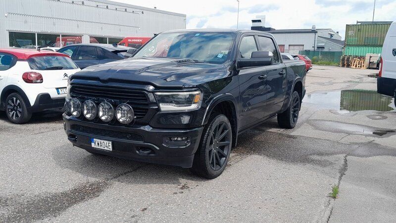 Svart Begagnad 2022 RAM 1500 Pickup | 789 900 kr (Bra pris) - Bild 1/4