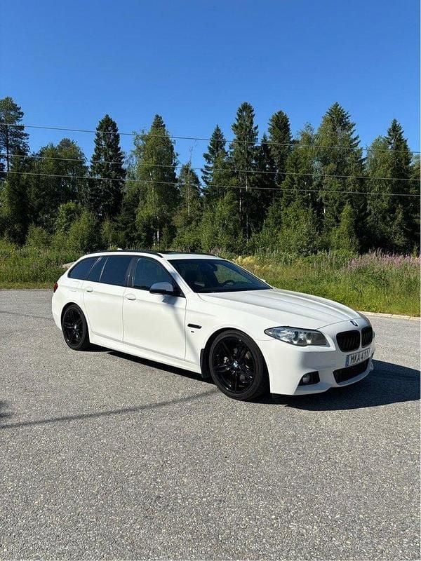 Vit Begagnad 2014 BMW 520 M Sport Kombi | 160 000 kr (Lite dyr) - Bild 1/4