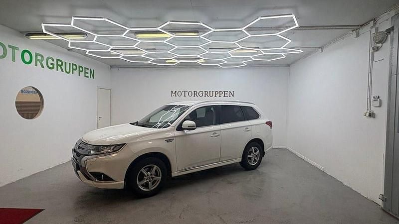 Begagnad Mitsubishi Outlander 203 HK (149 kW) 2017 Vit SUV