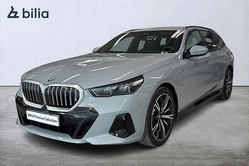 Grå Begagnad 2024 BMW 530e M Sport Kombi | 709 900 kr (Marknadspris) - Bild 1/4