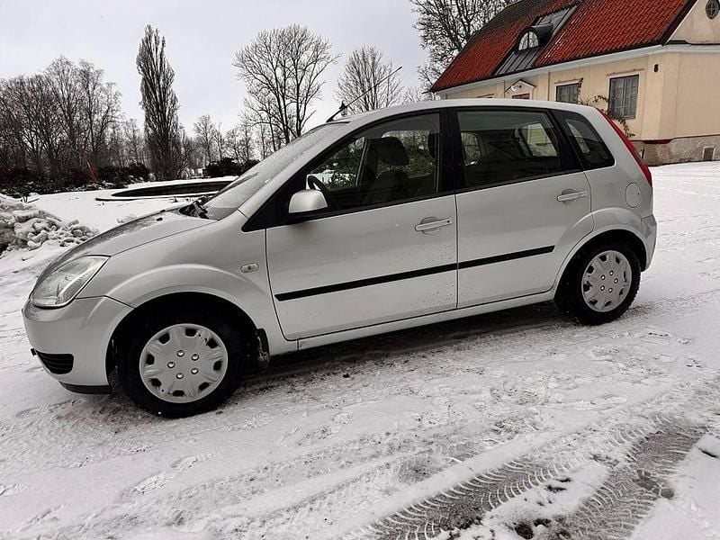 Begagnad Ford Fiesta 80 HK (58 kW) 2005 Grå Halvkombi
