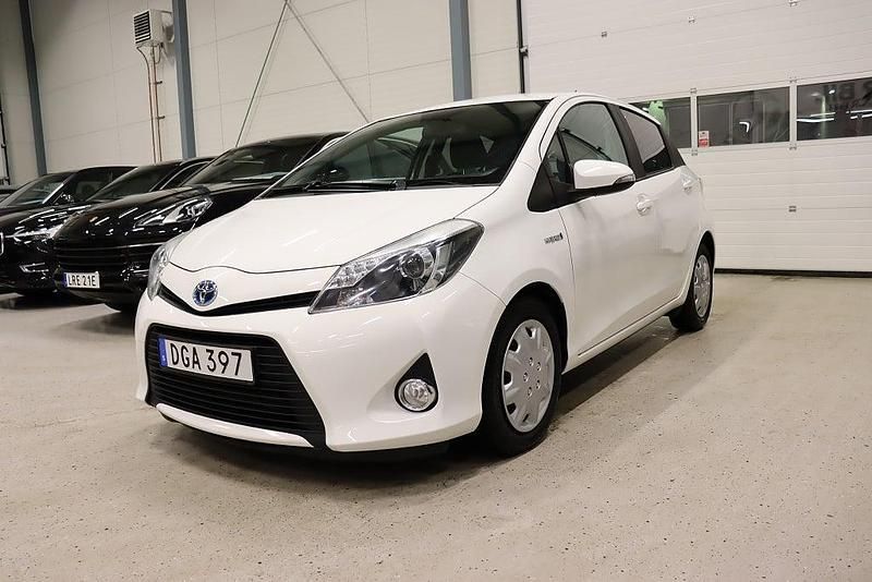 Vit Begagnad 2014 Toyota Yaris Hybrid Edition Halvkombi | 114 700 kr (Marknadspris) - Bild 1/4