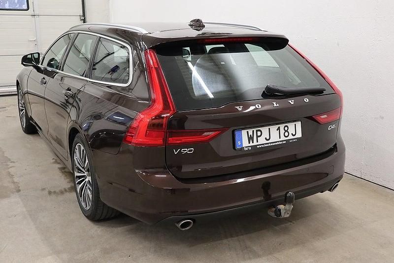 Begagnad Volvo V90 Momentum 190 HK (139 kW) 2019 Maple brown met. Kombi