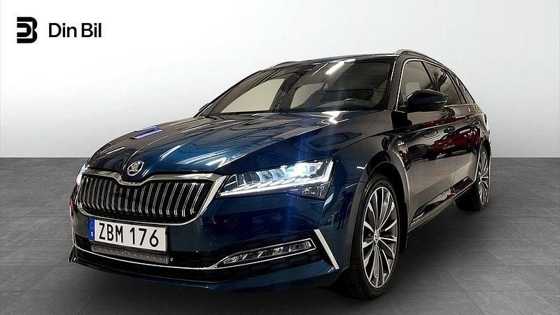 Blå (lava blue metallic) Begagnad 2023 Skoda Superb Business Line Kombi | 369 900 kr (Lite dyr) - Bild 1/4