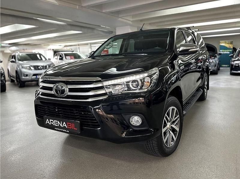Svart Begagnad 2016 Toyota HiLux Premium Pickup | 439 900 kr (Dyr) - Bild 1/4