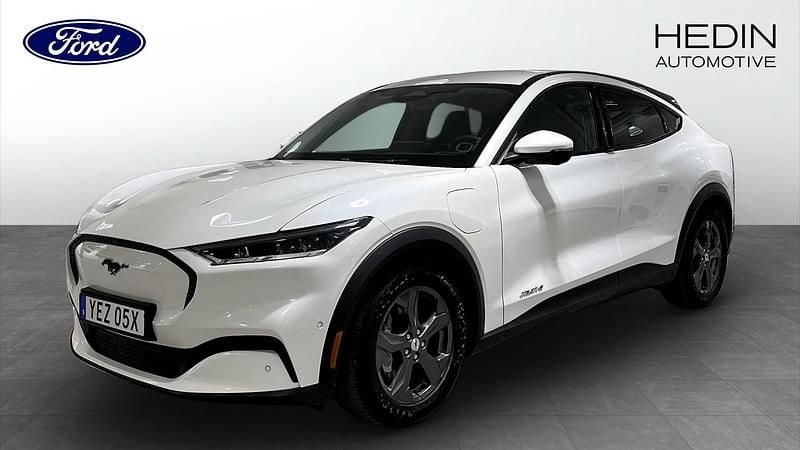 Vit Begagnad 2022 Ford Mustang Mach-E Standard Range SUV | 364 900 kr (Marknadspris) - Bild 1/4