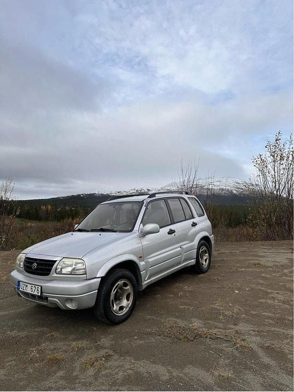 Silver Begagnad 2004 Suzuki Grand Vitara SUV | 17 000 kr - Bild 1/4
