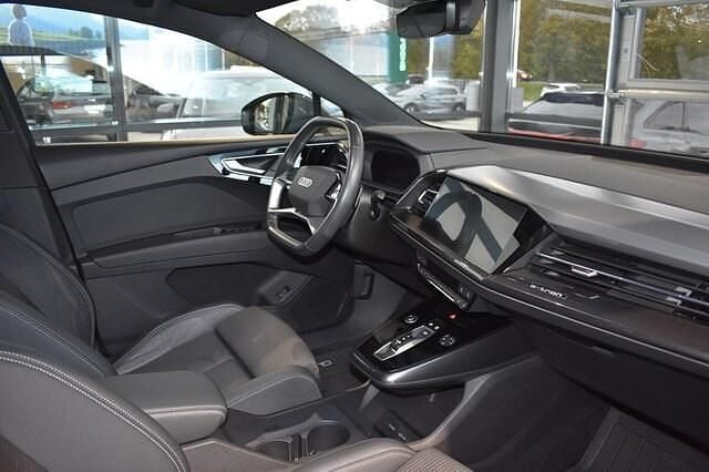 Begagnad Audi Q4 e-tron S-Line 150 kW (204 HK) 2022 Grå SUV