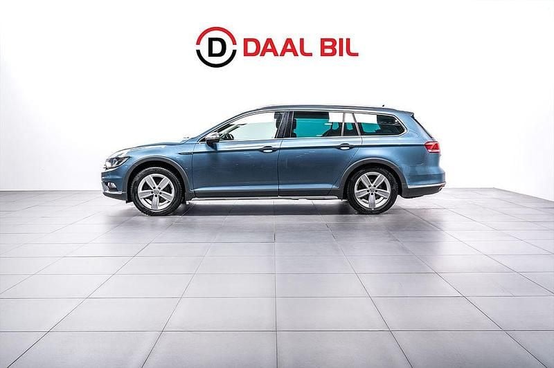 Blå Begagnad 2017 VW Passat Alltrack Executive Kombi | 174 700 kr (Marknadspris) - Bild 1/4