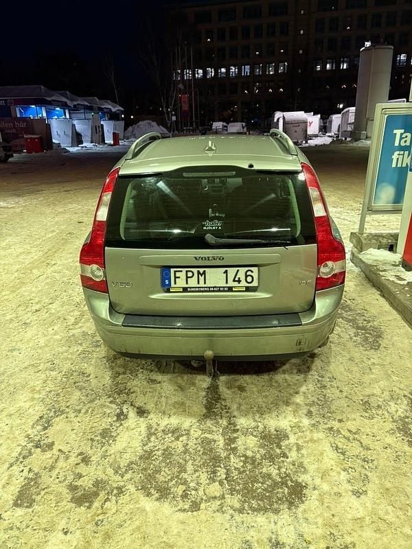 Beige/guld Begagnad 2007 Volvo V50 Kombi | 25 000 kr (Marknadspris) - Bild 1/4