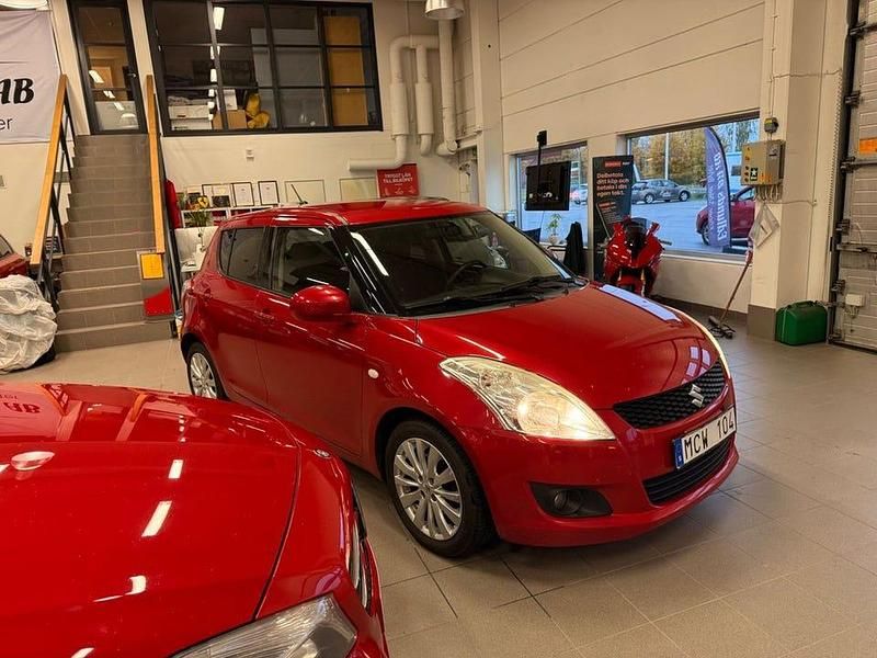 Begagnad Suzuki Swift 94 HK (69 kW) 2011 Röd Halvkombi