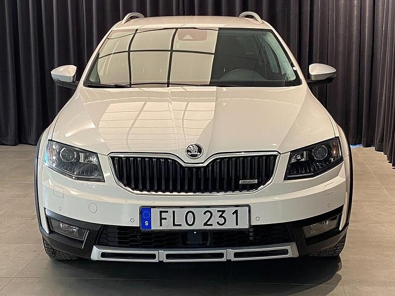 Begagnad Skoda Octavia Scout 184 HK (135 kW) 2014 Vit Kombi