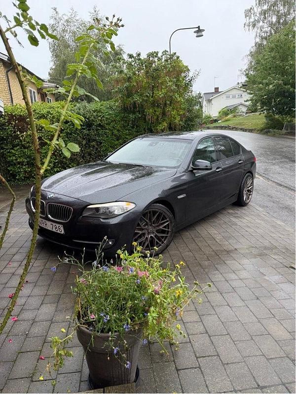 Grå Begagnad 2010 BMW 530 Sport Line Sedan | 128 900 kr (Marknadspris) - Bild 1/4