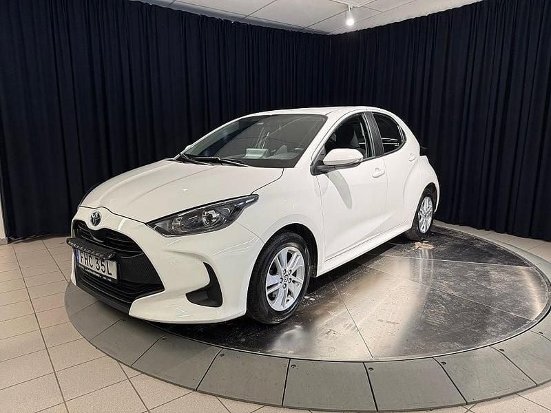 Vit Begagnad 2022 Toyota Yaris Hybrid Active Halvkombi | 189 000 kr (Bra pris) - Bild 1/4