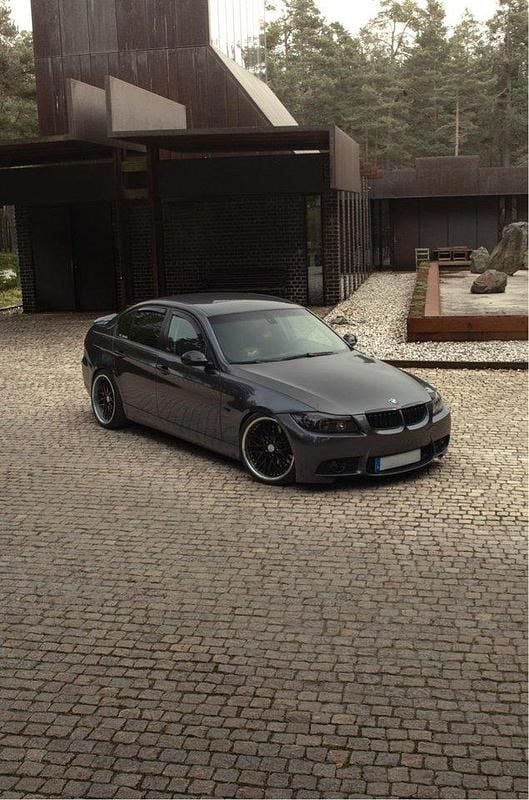 Grå Begagnad 2007 BMW 335 Sedan | 140 000 kr - Bild 1/4