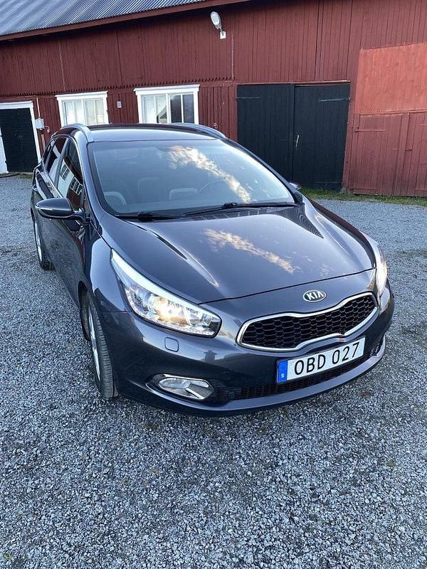 Grå Begagnad 2014 Kia Ceed Sportswagon Comfort Kombi | 65 000 kr (Marknadspris) - Bild 1/4