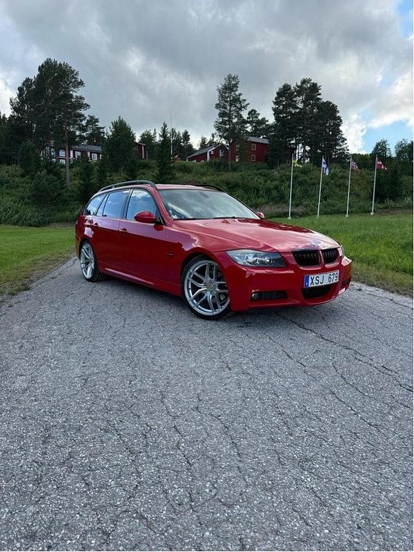 Röd Begagnad 2006 BMW 330 Comfort Edition Kombi | 130 000 kr - Bild 1/4