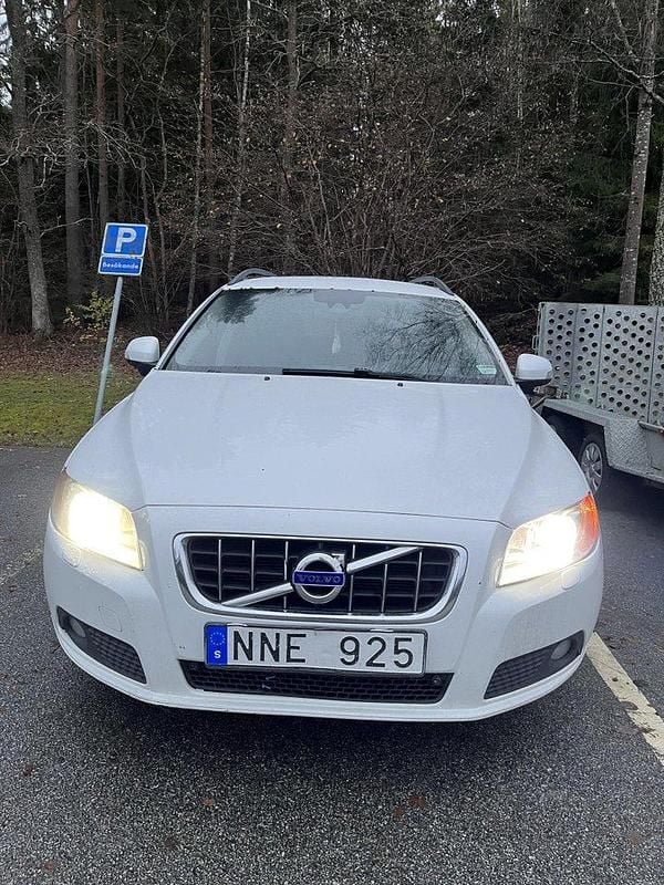 Vit Begagnad 2010 Volvo V70 Momentum Kombi | 40 000 kr (Lite dyr) - Bild 1/4