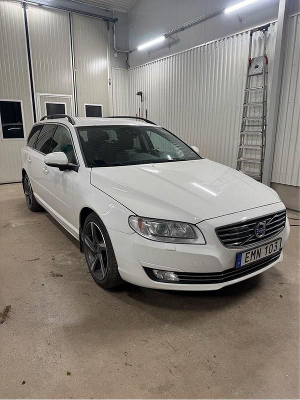 Vit Begagnad 2015 Volvo V70 Momentum Kombi | 100 000 kr (Marknadspris) - Bild 1/4