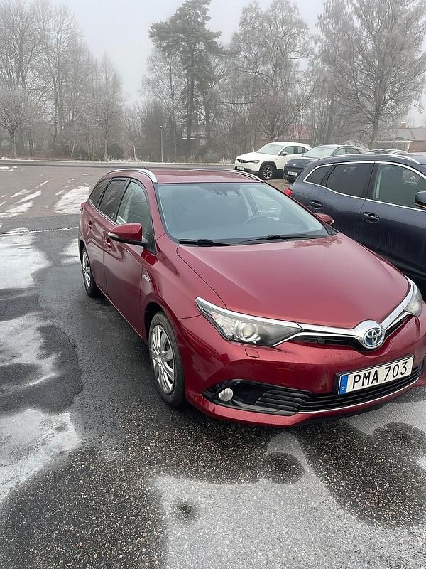 Begagnad Toyota Auris Touring Sports Comfort 136 HK (100 kW) 2017 Röd Kombi