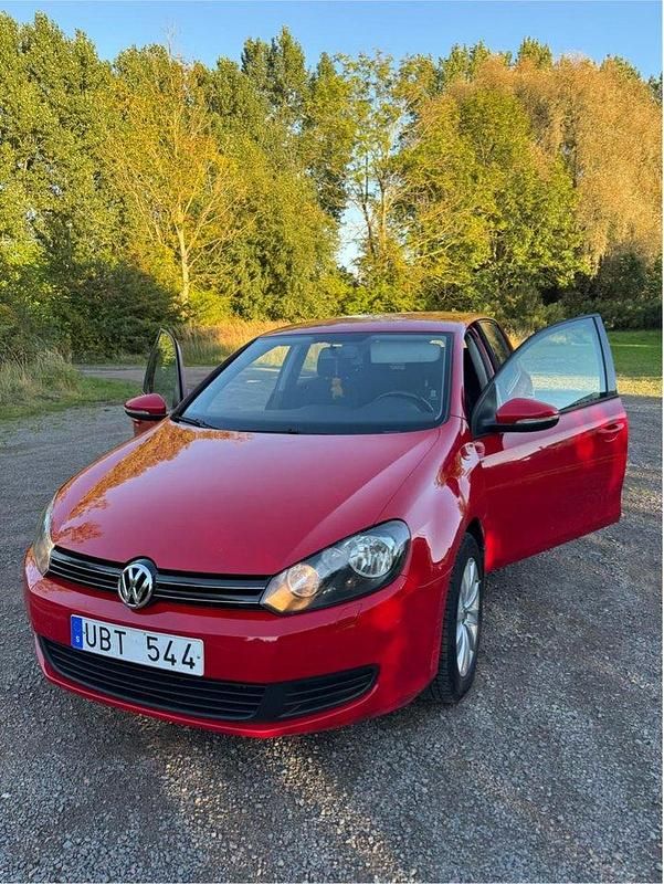 Röd Begagnad 2010 VW Golf VI Halvkombi | 54 900 kr (Lite dyr) - Bild 1/4