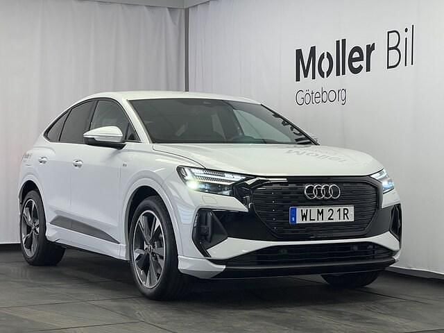 Glaciärvit metallic Begagnad 2025 Audi Q4 Sportback e-tron S-Line SUV | 599 900 kr (Marknadspris) - Bild 1/4
