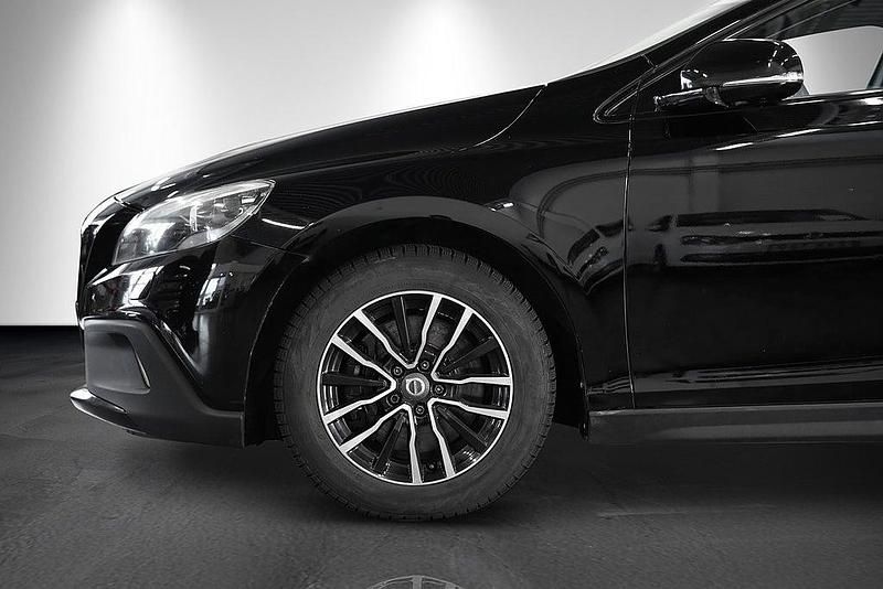 Begagnad Volvo V40 CC Momentum 191 HK (140 kW) 2015 Svart Kombi