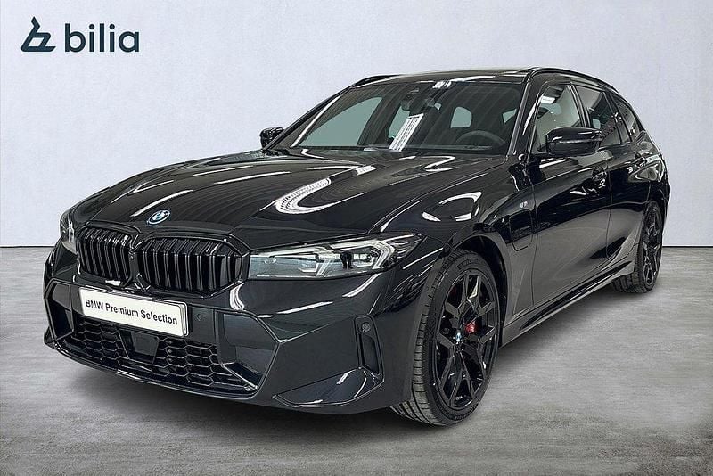 Svart Begagnad 2025 BMW 330e M Sport Kombi | 669 900 kr - Bild 1/4