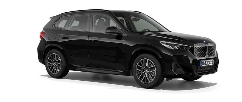 Svart (black sapphire metallic) Ny 2026 BMW iX1 Shadowline SUV | 595 000 kr (Bra pris) - Bild 1/3