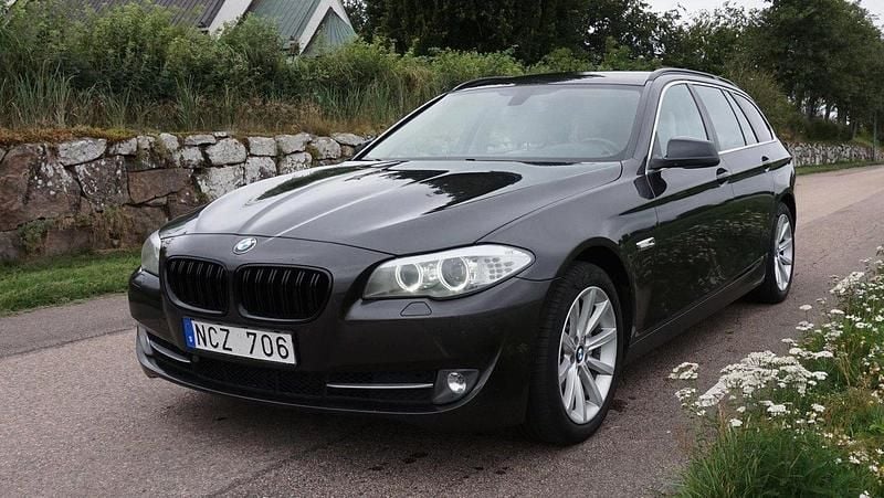 Grå Begagnad 2013 BMW 525 Kombi | 110 000 kr (Marknadspris) - Bild 1/4