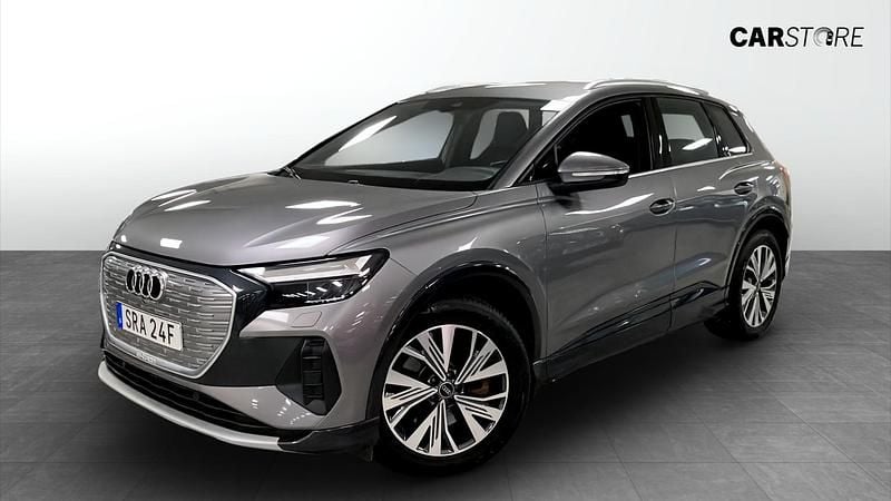 Grå Begagnad 2023 Audi Q4 e-tron Comfort SUV | 284 900 kr (Bra pris) - Bild 1/4