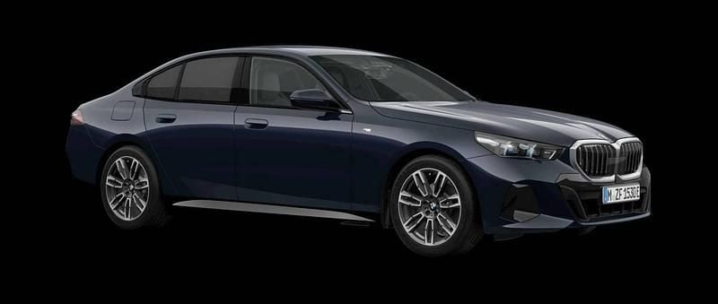 Svart (carbon black metallic) Ny 2025 BMW 530e Efficient Dynamics Sedan | 703 700 kr (Bra pris) - Bild 1/3