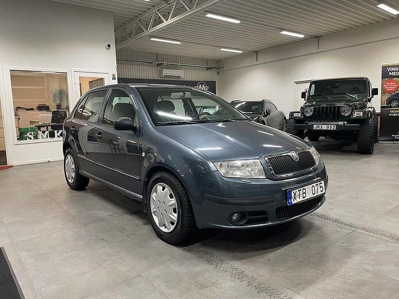 Grå Begagnad 2005 Skoda Fabia Halvkombi | 16 900 kr (Marknadspris) - Bild 1/4