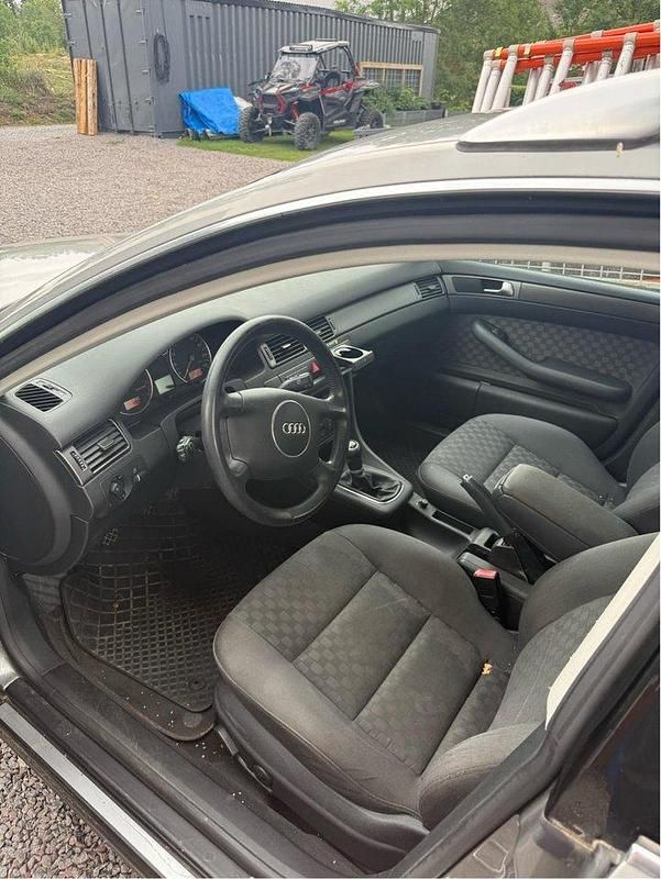 Grå Begagnad 2003 Audi A6 Comfort Kombi | 17 000 kr (Marknadspris) - Bild 1/4