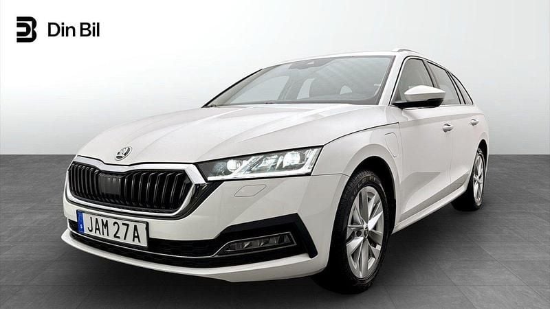 Vit Begagnad 2023 Skoda Octavia Business Line Kombi | 319 900 kr (Marknadspris) - Bild 1/4