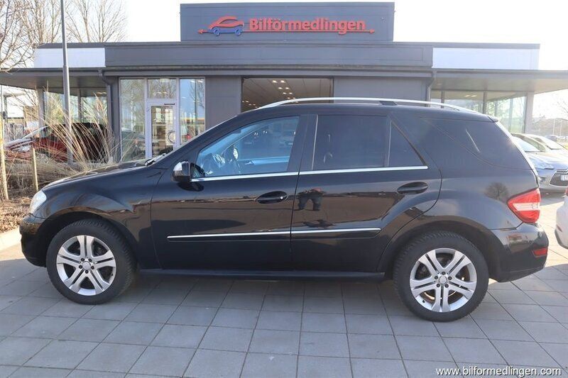 Svart samma som bilen Begagnad 2010 Mercedes ML350 SUV | 99 900 kr (Marknadspris) - Bild 1/4